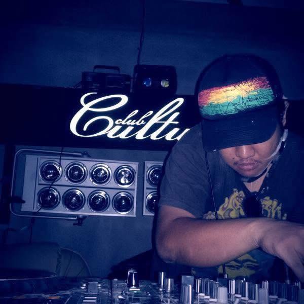 A night of 6 hour solo deep & techno Vinyl dj set of djmoca