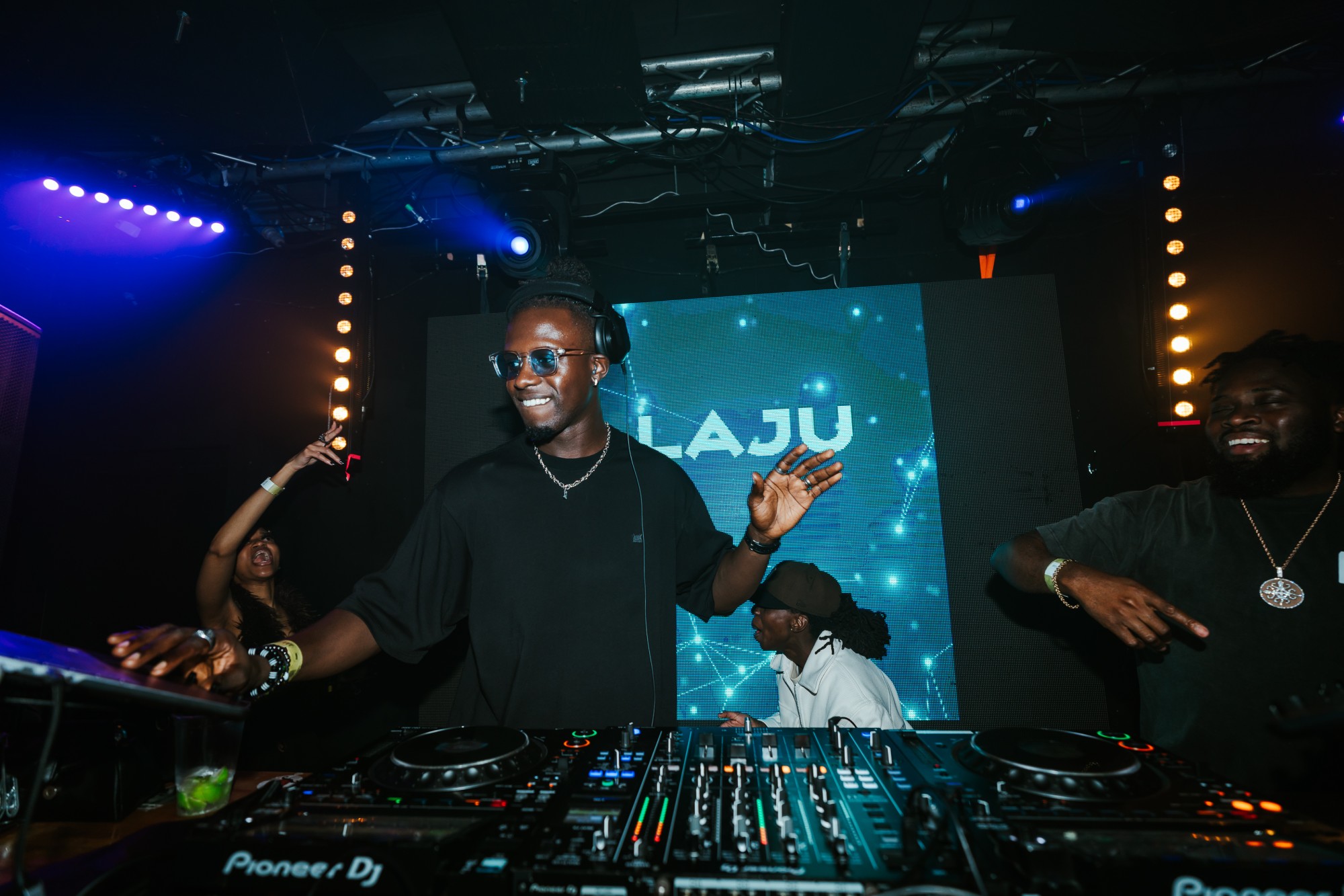 LAJU - Juls & Larizzle