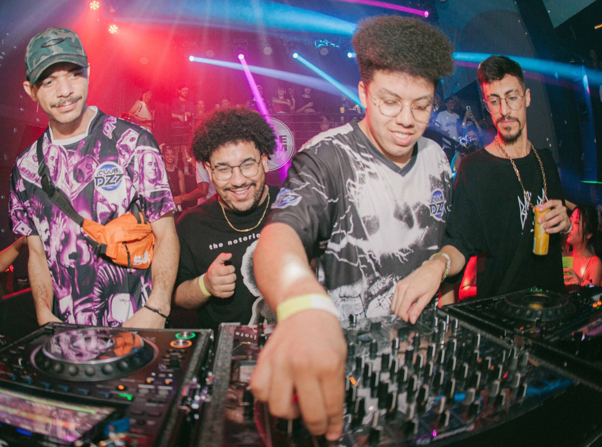 Weird Baile: JLZ, Vhoor, Mu540, RaMeMes