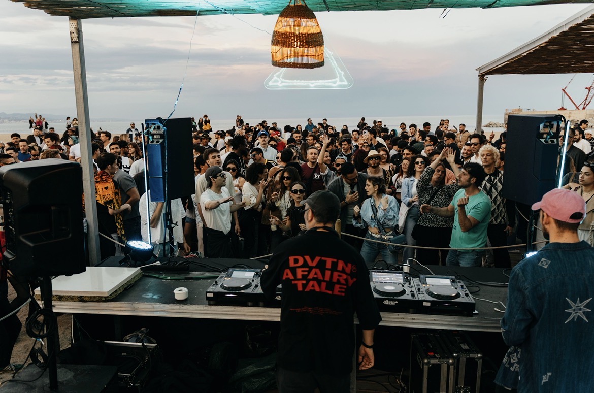OPEN AIR BEACH PARTY: Lost at Platja del Forum